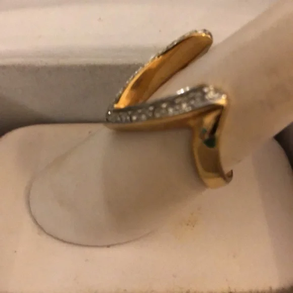 VTG Gold Tone Large V crystals that stand out to make this more noticeable SZ 8 - Picture 4 of 8